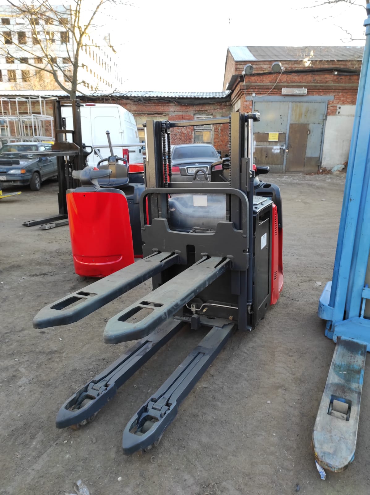 Штабелер бу Linde